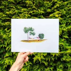 una lámina ilustrada en miniatura inspirada en paisajes y pequeños momentos. Perfecta para decorar con delicadeza y personalidad.