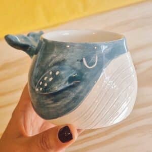 taza hecha artesanalmente con forma de ballena.