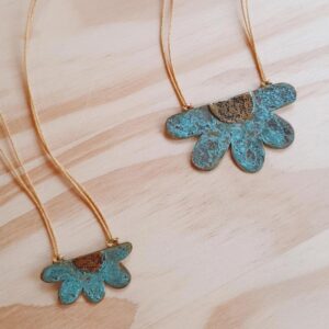 Collar Margarita hecho artesanalmente en latón con pátina de oxidación.