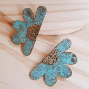 Pendientes Margarita con hojas de latón con pátina de oxidación y cierre de plata. Joyería artesanal con inspiración orgánica y diseño único.