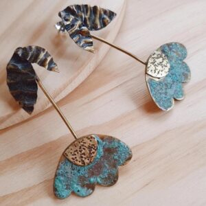 Pendientes Margarita con hojas de latón con pátina de oxidación y cierre de plata. Joyería artesanal con inspiración orgánica y diseño único.