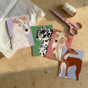 Postales con ilustración colorida de perros.
