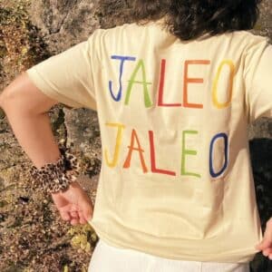 Camiseta “Jaleo, jaleo” de Sara Valcárcel. Diseño original en algodón 100%, cómoda y con estilo desenfadado para looks con personalidad.