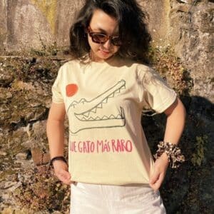 Camiseta “Que gato más raro"” de Sara Valcárcel. Diseño original en algodón 100%, cómoda y con estilo desenfadado para looks con personalidad.