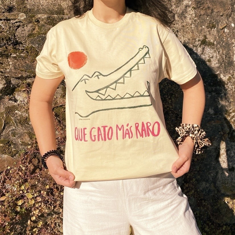 Camiseta “Que gato más raro"” de Sara Valcárcel. Diseño original en algodón 100%, cómoda y con estilo desenfadado para looks con personalidad.