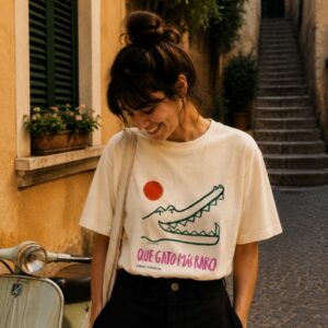 Camiseta “Que gato más raro"” de Sara Valcárcel. Diseño original en algodón 100%, cómoda y con estilo desenfadado para looks con personalidad.