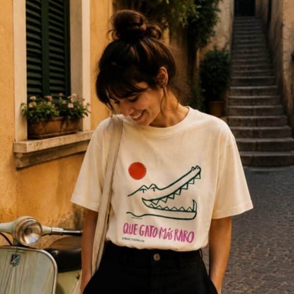 Camiseta “Que gato más raro"” de Sara Valcárcel. Diseño original en algodón 100%, cómoda y con estilo desenfadado para looks con personalidad.