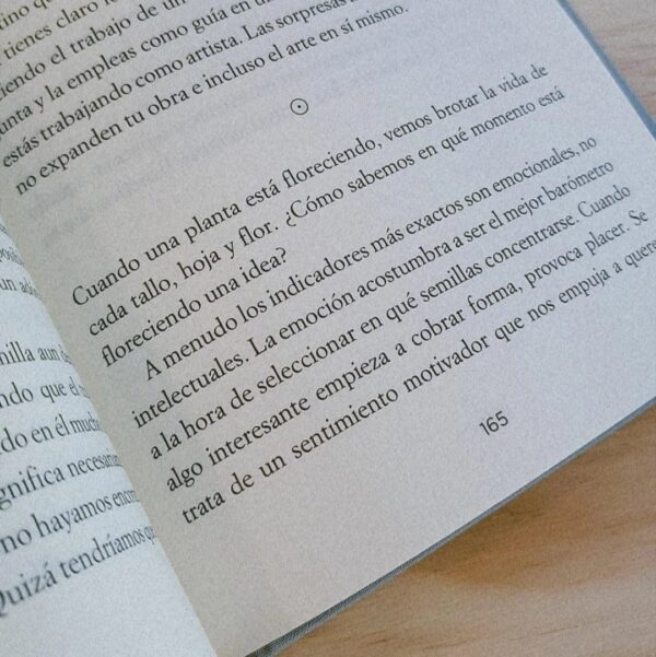 El acto de crear es un libro para quienes buscan inspiración, disfrutan de los procesos creativos o quieren descubrir una forma de relacionarse con el mundo