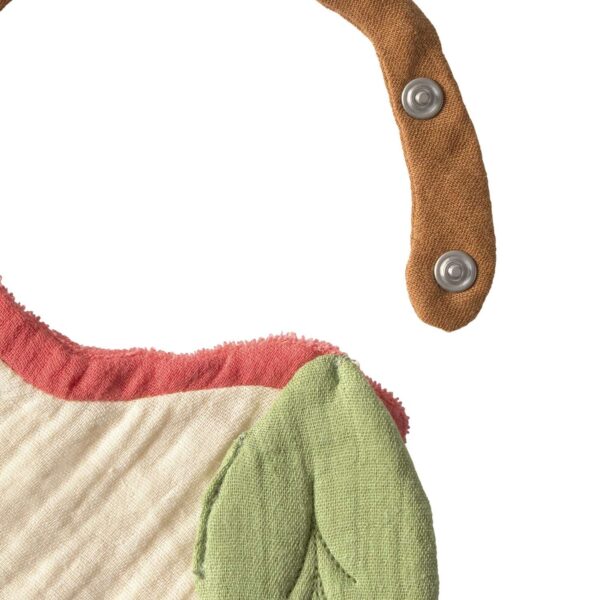 Babero para bebé con diseño de sandía. Perfecto para evitar manchas durante comidas en sus primeros meses. Un básico práctico con un toque divertido.