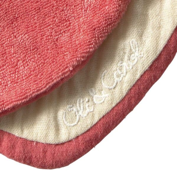 Babero para bebé con diseño de sandía. Perfecto para evitar manchas durante comidas en sus primeros meses. Un básico práctico con un toque divertido.