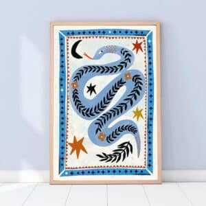 Lámina "Serpiente folk" de Carole Hillman. Ilustración decorativa A4 minimalista, perfecta para aportar estilo y equilibrio a cualquier espacio.