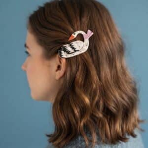 Pinza mediana Cisne para el pelo, perfecta para recoger mechones y darle un toque divertido a tus peinados. Pequeña, práctica y cuqui.