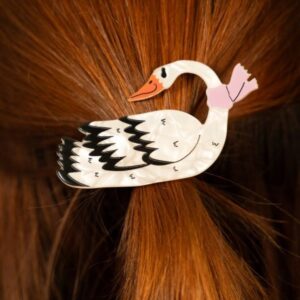 Pinza mediana Cisne para el pelo, perfecta para recoger mechones y darle un toque divertido a tus peinados. Pequeña, práctica y cuqui.