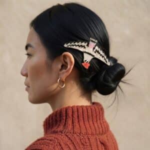 Pinza mediana Paloma para el pelo, perfecta para recoger mechones y darle un toque divertido a tus peinados. Pequeña, práctica y cuqui.