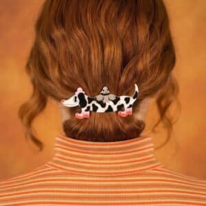Pinza mediana Perro Salchicha para el pelo, perfecta para recoger mechones y darle un toque divertido a tus peinados. Pequeña, práctica y cuqui.